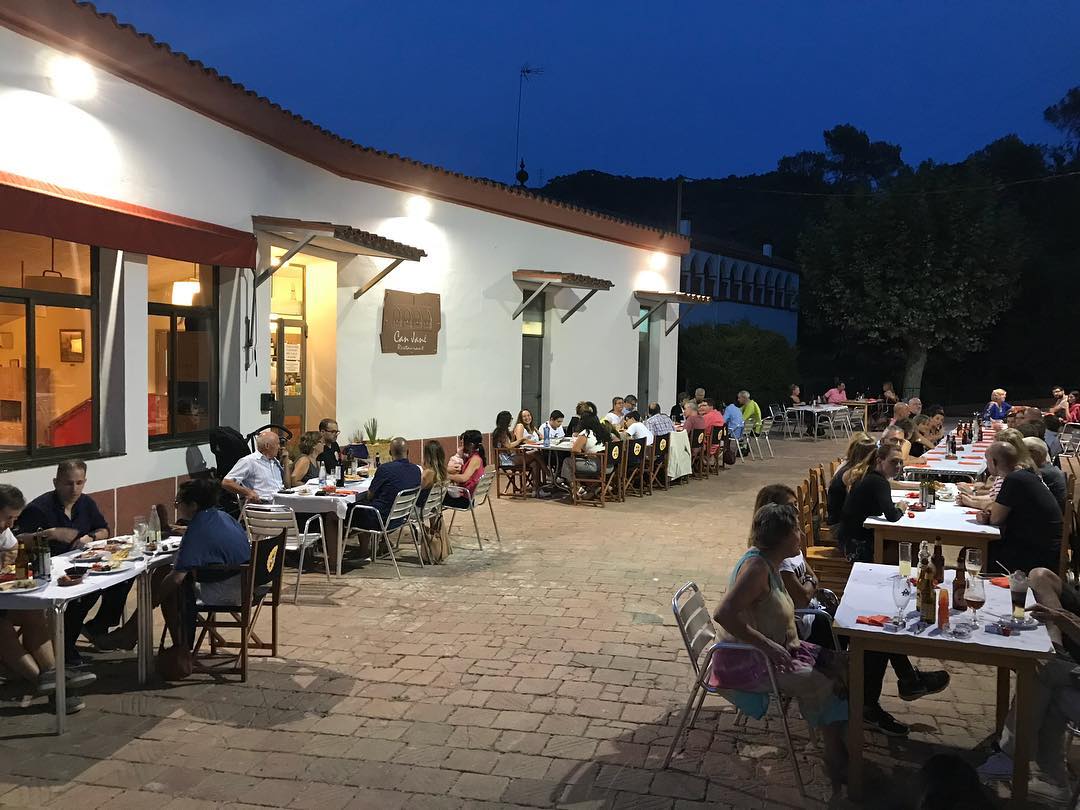 sopars a la fresca terrassa a l'aire lliure envoltats de natura restaurant masia can jané collserola barcelona